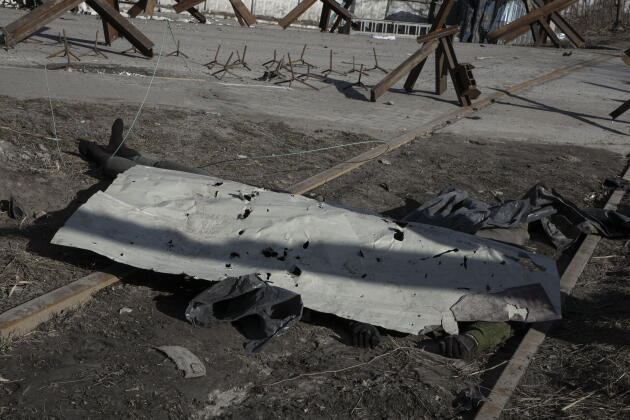 Frente a la posición ucraniana en el extremo oeste de la ciudad de Irpin, donde los tanques y los vehículos blindados de transporte de personal fueron destruidos durante el intento de entrada de las fuerzas rusas, dos cuerpos de soldados rusos yacen entre los escombros, el 11 de marzo de 2022.