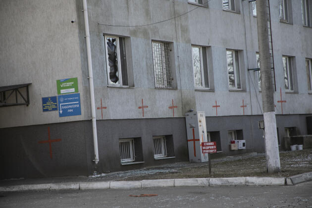 Se han pintado cruces rojas en algunos edificios para señalar la presencia de hospitales de emergencia instalados en sus sótanos para tratar a los heridos de los bombardeos rusos.  Irpin, Ucrania, 11 de marzo de 2022.