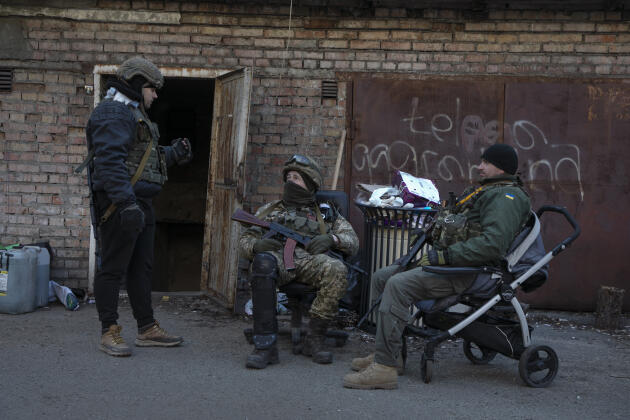 Soldados ucranianos en el extremo occidental de Irpin, detrás de la línea del frente frente a la ciudad de Boutcha, 11 de marzo de 2022.