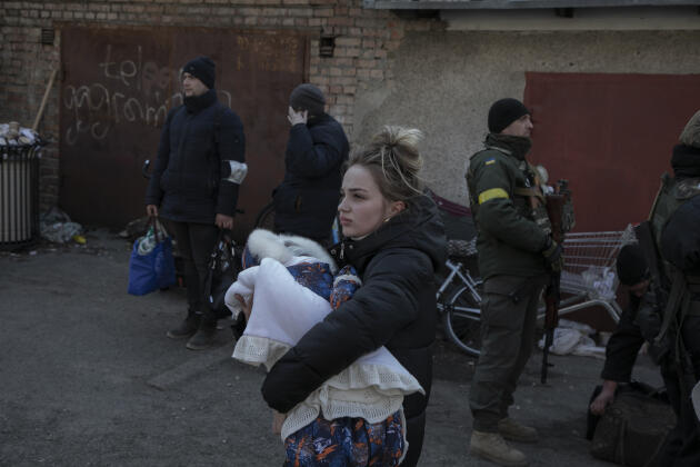 Los residentes que residen entre las dos líneas del frente y quieren abandonar la ciudad se presentan ante los soldados de la posición ucraniana, en Irpin, el 11 de marzo de 2022.