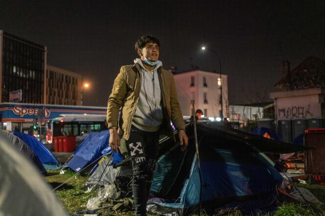 Soliman, 20 ans, un Afghan qui dort depuis cinq jours dans ce camp de migrants à Pantin (Seine-Saint-Denis), le 9 mars 2022.