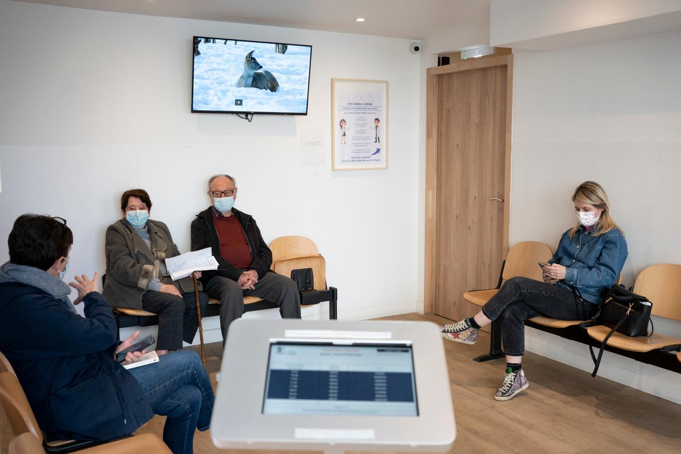 La patientèle prend ses rendez vous par le biais de Doctolib sur Internet ou sur la borne installée à l'entrée de l'espace accueil du centre médical de la Corderie, à Marseille, le 28 février 2022.