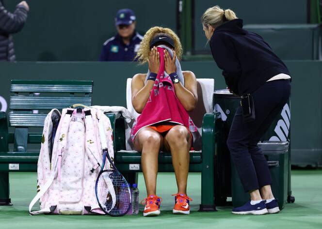 La Japonaise Naomi Osaka sur le banc avec Clare Wood, superviseuse de la WTA, après que le jeu a été interrompu par un cri du public à l’encontre de la joueuse, le 12 mars à Indian Wells (Californie).