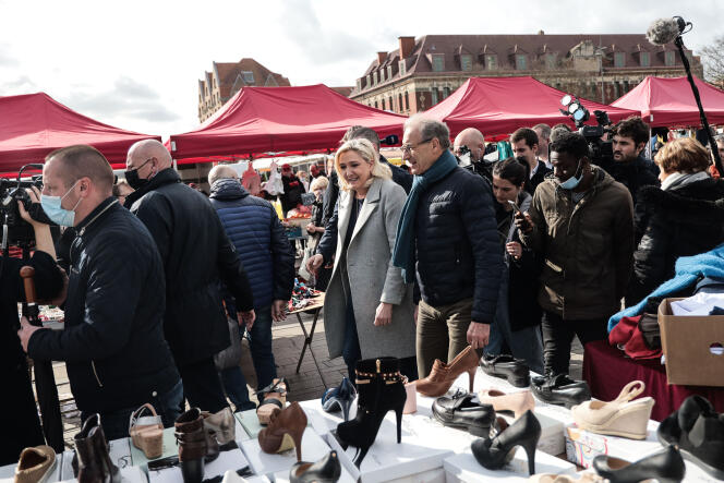 Marine Le Pen en movimiento hacia el mercado de Dunkerque (Norte), 12 de marzo de 2022. 