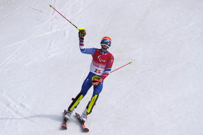 El francés Arthur Bauchet al final del evento de slalom (categoría permanente) de los Juegos Paralímpicos de Beijing el 13 de marzo.