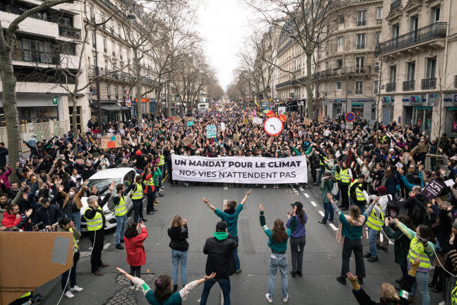 Lors de la marche pour le climat, à Paris, le 12 mars 2022.