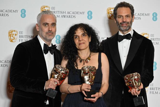 De gauche à droite, les producteurs de « The Power of the Dog », Iain Canning, Tanya Seghatchian et Emile Sherman posent avec la récompense du meilleur film, décrochée aux Bafta, à Londres, le 13 mars 2022.