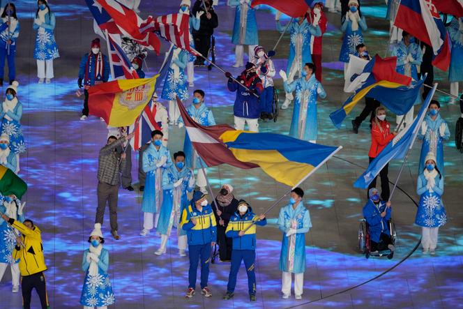 Vitalii Lukianenko, porte-drapeau de la délégation ukrainienne à la cérémonie de clôture des Jeux paralympiques de Pékin, le 13 mars.