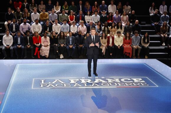 Emmanuel Macron, président de la République et candidat à l’élection présidentielle, lundi 14 mars 2022, sur le plateau de l’émission « La France à la guerre » sur TF1.