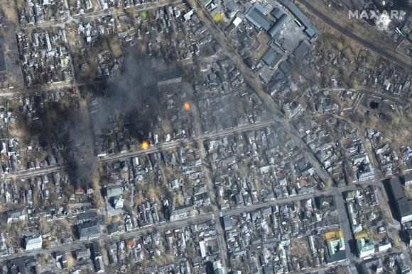 Satellitenbild zeigt einen Brand am 14. März in Mariupol.