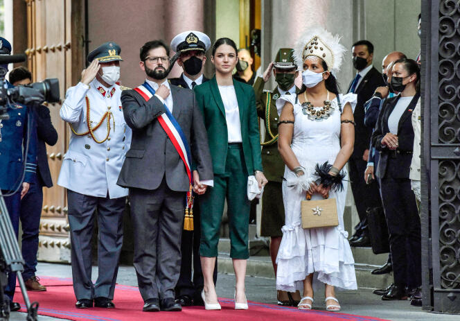 Le nouveau président du Chili, Gabriel Boric, lors de son investiture au palais présidentiel, le 11 mars, en compagnie de sa partenaire, Irina Karamanos, et de la nouvelle cheffe du protocole, Manahi Pakarati.
