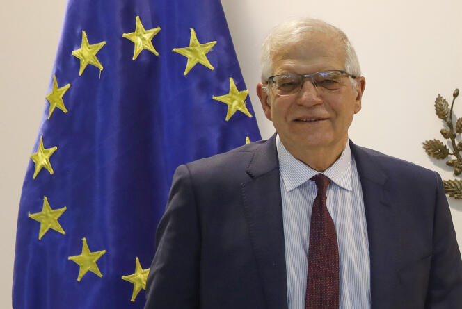 Josep Borrell, haut représentant de l’Union européenne pour la politique étrangère, devant le drapeau européen, à Skopje, en Macédoine, le 14 mars 2022.