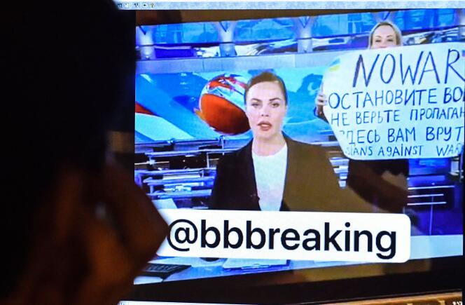 Marina Ovsiannikova brandit une pancarte dénonçant l’intervention militaire russe en Ukraine, pendant le journal télévisé de la chaîne publique de Russie, Pervy Kanal, le 14 mars 2022. 