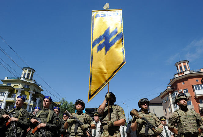 Am 15. Juni 2019, am fünften Jahrestag der Befreiung der Stadt von prorussischen Separatisten, marschierten Soldaten des Asowschen Regiments der ukrainischen Nationalgarde in Mariupol, Ukraine.