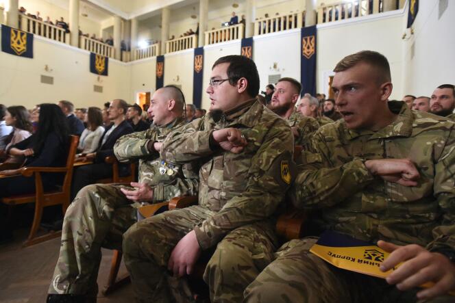 Soldaten des Asowschen Regiments nehmen am 14. Oktober 2016 an der ersten Konferenz der rechtsextremen Nationalkorpspartei in Kiew teil.