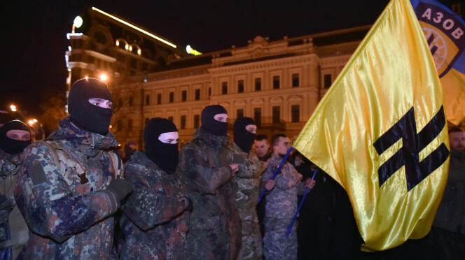 Des membres du régiment Azov lors d’une cérémonie à Kiev avant leur départ au front à l’est du pays, le 3 janvier 2015.