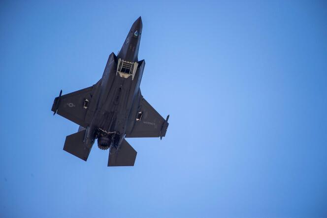 Un avion de combat américain F-35 fait un vol de démonstration au dessus de Washington, le 12 juin 2019.