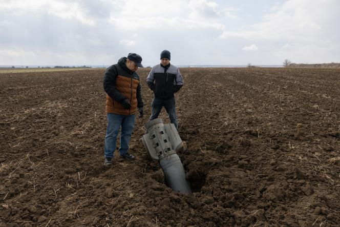 Un padre y su hijo encontraron una munición en racimo en su campo cerca de Odessa, Ucrania, el 9 de marzo de 2022.