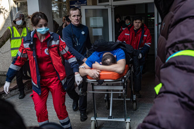 Une victime de l’attaque de la base de Iavoriv est évacuée dans un hôpital de Novoïavorivsk (Ukraine), le 13 mars 2022.