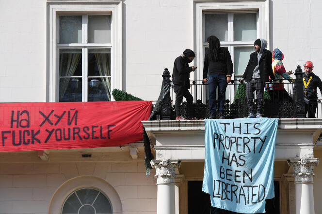Des manifestants dans une propriété appartenant à la famille Deripaska, le 14 mars, à Londres.
