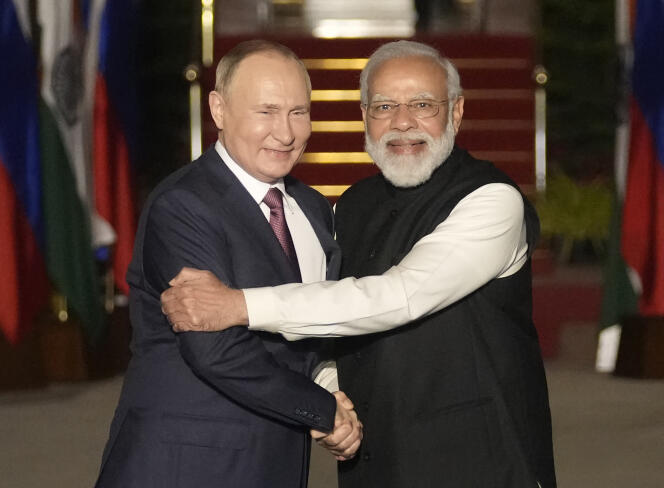 Le président russe, Vladimir Poutine, et le premier ministre indien, Narendra Modi, se saluent avant leur réunion à New Delhi, le 6 décembre 2021.