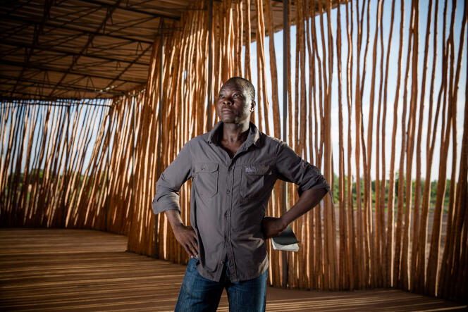 L’architecte Francis Diébédo Kéré, à Koudougou (Burkina Faso), en 2016.