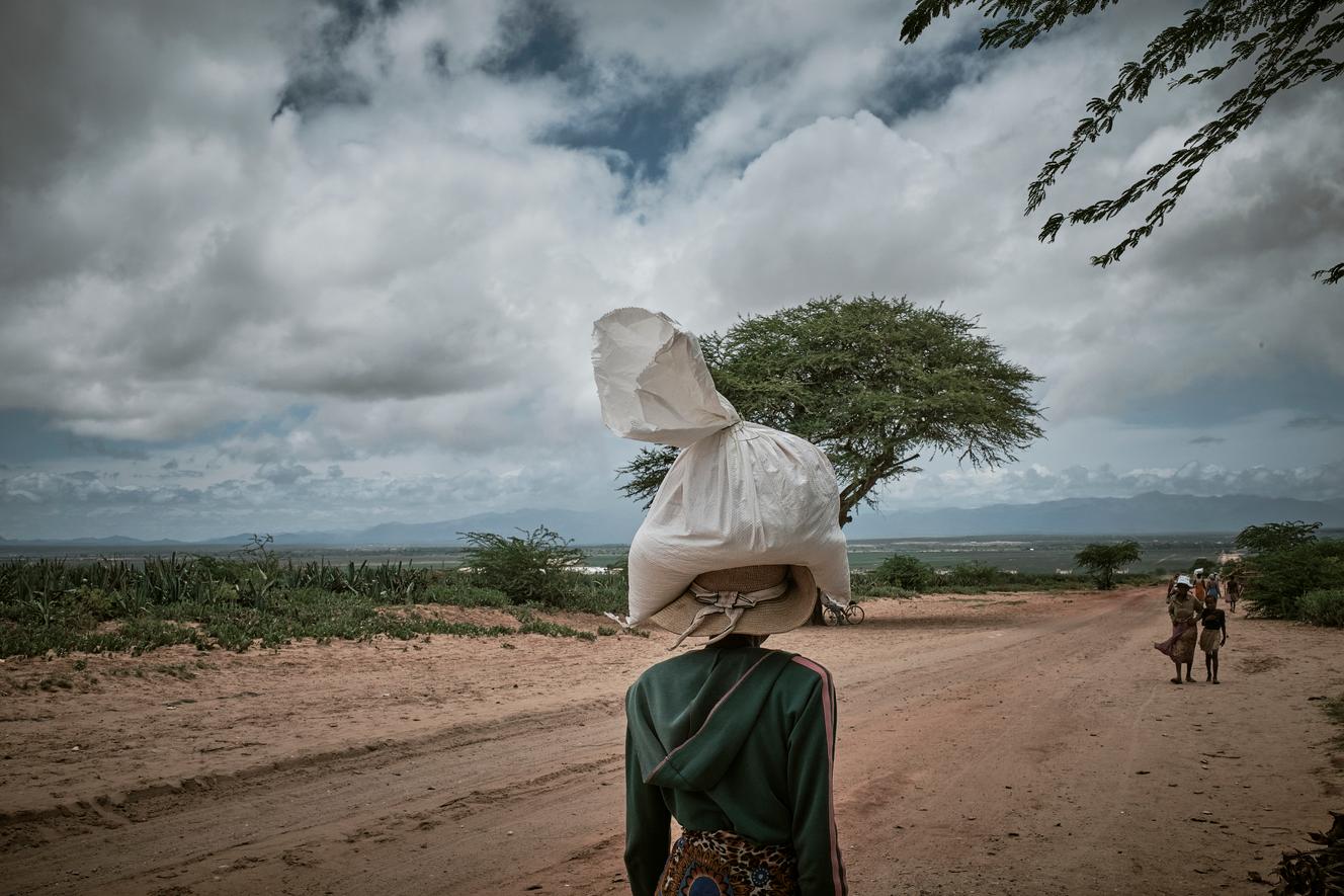 Une femme portant un sac de vivres, don octroyé par des organismes présents dans la région d’Amboasary, dans le sud de Madagascar, le 18 janvier 2022.