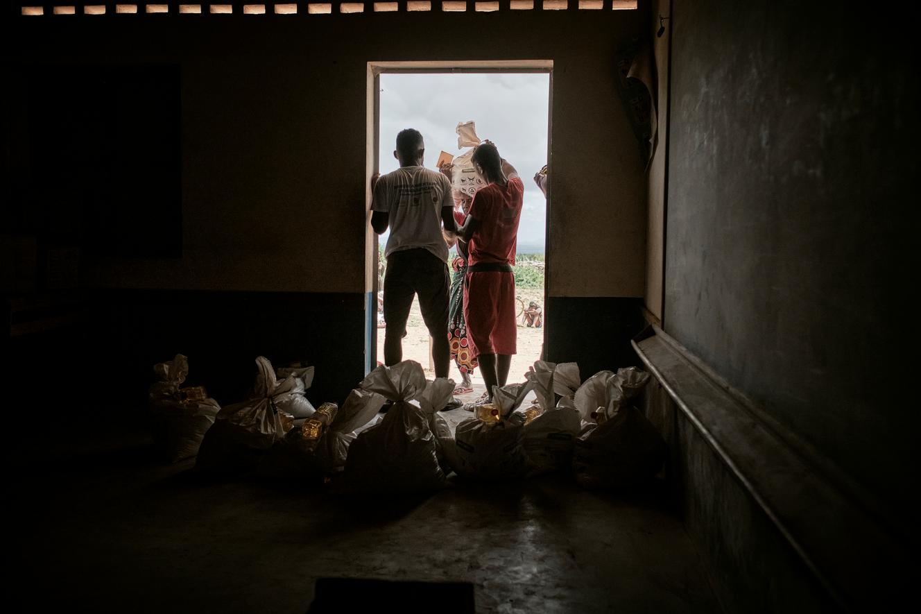 La population d’Andrefandrano, dans le sud de Madagascar, reçoit, le 18 janvier 2022, des sacs de vivre composés de riz, d’huile et de sucre.