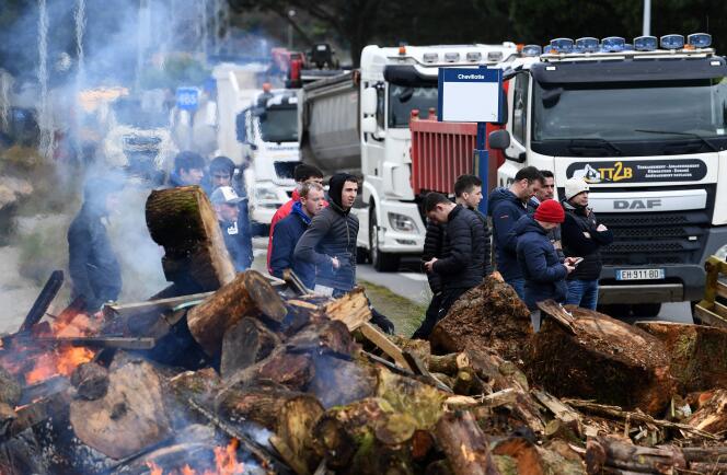 El depósito de petróleo de Brest fue bloqueado el martes 15 de marzo por pescadores, agricultores y transportistas, que acudieron a protestar contra la subida de los precios del combustible.
