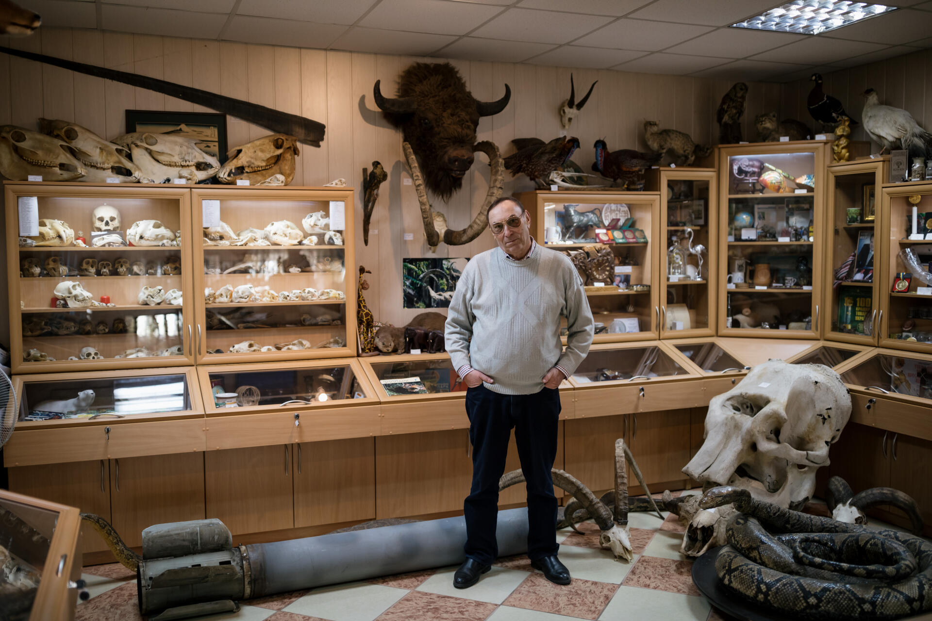 Volodymyr Topchy, directeur du zoo de Mykolaïv, le 12 mars 2022. A ses pieds, les restes d’un missile.