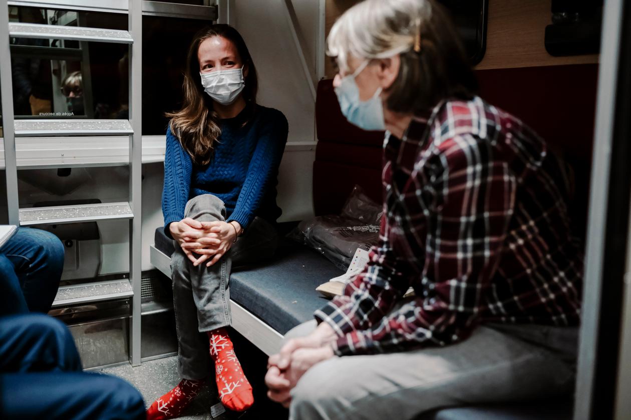 Clara Ng Pak Leung (à gauche) et Anne-Marie Robert partagent un compartiment avec 2 autres personnes, le 9 mars 2022 à Briançon (Hautes-Alpes).