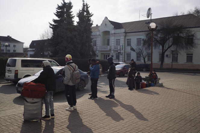 Des réfugiés s’apprêtent à quitter l’Ukraine depuis la ville frontalière de Tchop, Ukraine, le 4 mars 2022.
