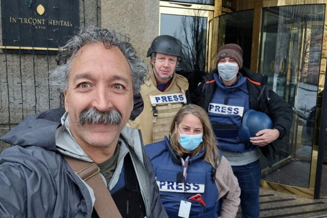 El camarógrafo de Fox News, Pierre Zakrzewski (izquierda), asesinado en Ucrania el lunes, posa para una selfie con sus colegas Steve Harrigan, Yonat Frilling e Ibrahim Hazboun en Kiev (fotografía sin fecha).