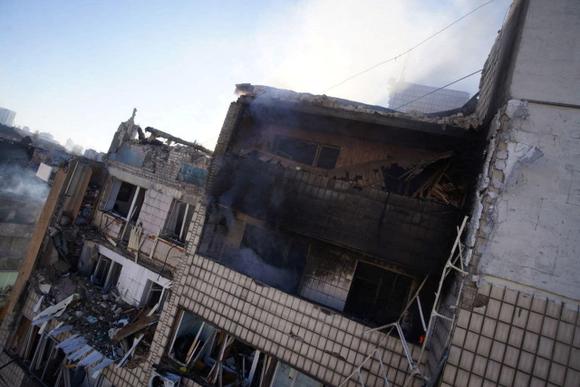 Un bâtiment résidentiel endommagé dans l'ouest de Kiev, Mercredi 16 mars.