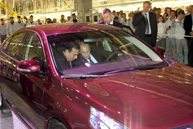 Carlos Ghosn, alors PDG de Renault-Nissan, et le premier ministre russe, Vladimir Poutine, au volant d'une Nissan Teana, lors de l’inauguration de la première usine Nissan de Russie, à Saint-Pétersbourg, le 6 février 2009.