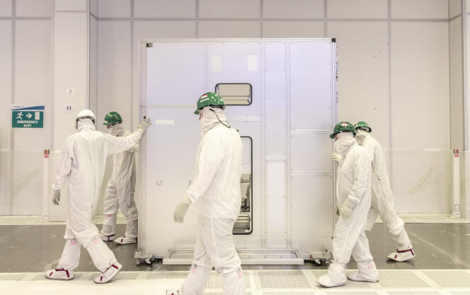Ein Intel-Team bewegt am 12. Januar 2022 eine Chipherstellungsmaschine in der irischen Fabrik des Unternehmens in L'Exlip.