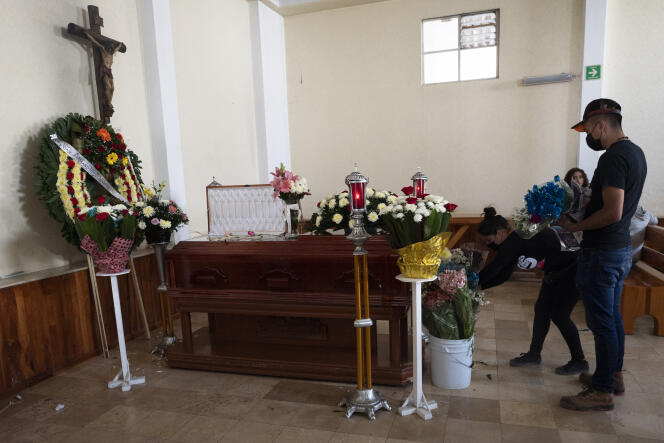 Le fils du journaliste Armando Linares devant le cercueil de son père, à Zitacuaro, dans l’Etat de Michoacan, au Mexique, mercredi 16 mars 2022.