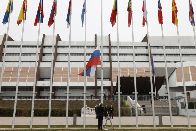Le drapeau russe a été descendu de son mât devant le Conseil de l’Europe, à Strasbourg, le 16 mars 2022.