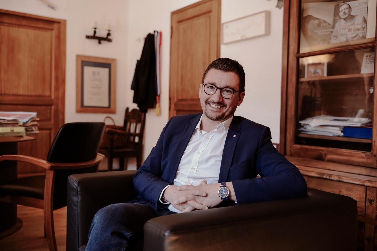 Arnaud Murgia, le maire de Briançon (Les Républicains), dans son bureau à la mairie, le 9 mars 2022.