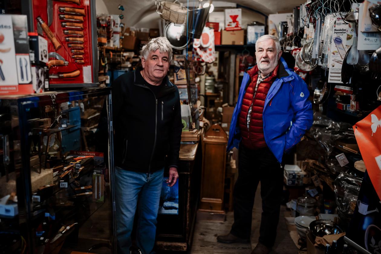 Dans une quincaillerie, en centre-ville. A gauche, Jean-François Desdet, propriétaire du commerce, et Jean-Michel Beneteau, chef d’entreprise à la retraite, à Briançon, le 9 mars 2022.