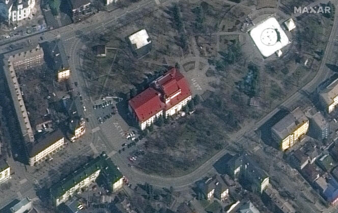 Cette image satellite fournie par l’entreprise Maxar Technologies montre le théâtre le 14 mars 2022. Le mot « enfants » est écrit en russe devant et derrière le bâtiment afin qu’il soit visible du ciel. 
