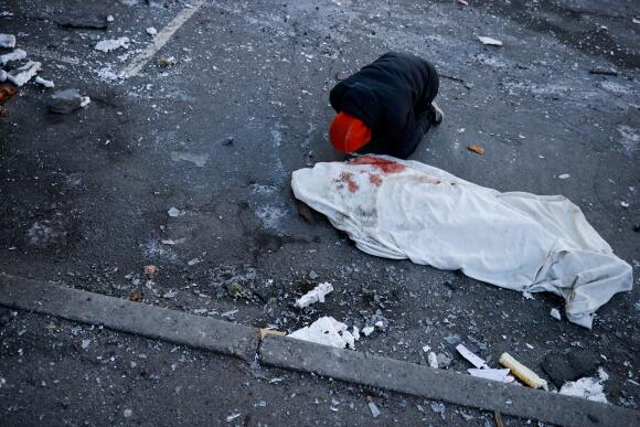 Une homme pleure à cté du corps de sa mre, which is your lorsqu'n missile intercepté frappé un immemble accidental, Kiev, 17 mars.