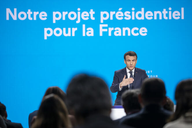 Emmanuel Macron, candidat à sa réélection, présente son programme lors d’une conférence de presse aux Docks de Paris à Aubervilliers, jeudi 17 mars 2022.