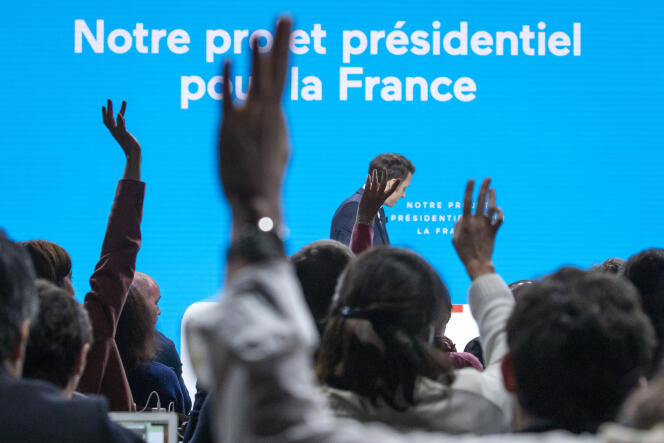 Emmanuel Macron presenta su programa durante una conferencia de prensa en Aubervilliers, el jueves 17 de marzo de 2022.