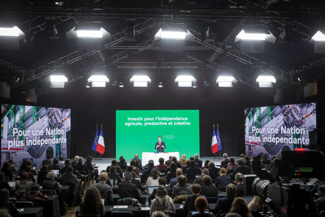 Emmanuel Macron, candidato a su reelección, presenta su programa durante una conferencia de prensa en los Docks de Paris en Aubervilliers, el jueves 17 de marzo de 2022.