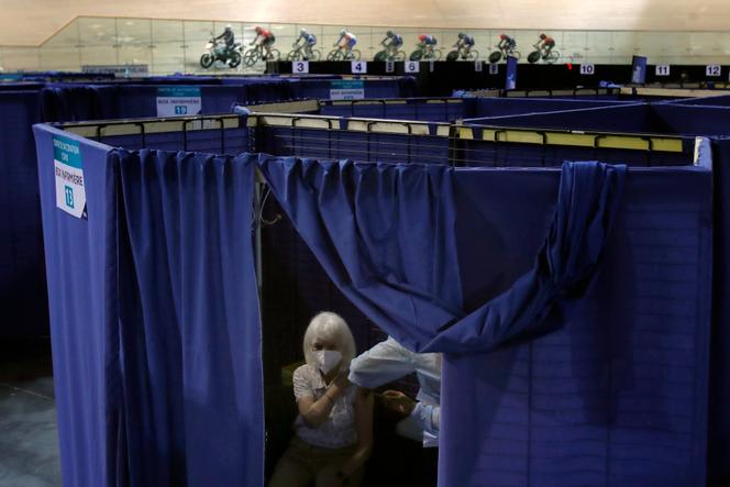 Una mujer es vacunada, en el velódromo nacional, transformado en centro de vacunación, en Saint-Quentin-en-Yvelines (Yvelines), 29 de marzo de 2021.