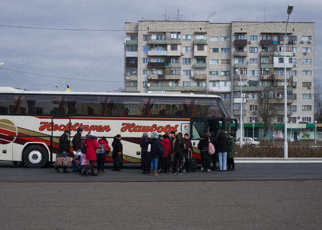 Devant la gare d'Izmaïl, en Ukraine, des bus amènent les nouveaux arrivants dans les différentes localités autour de la ville, le 14 mars 2022.