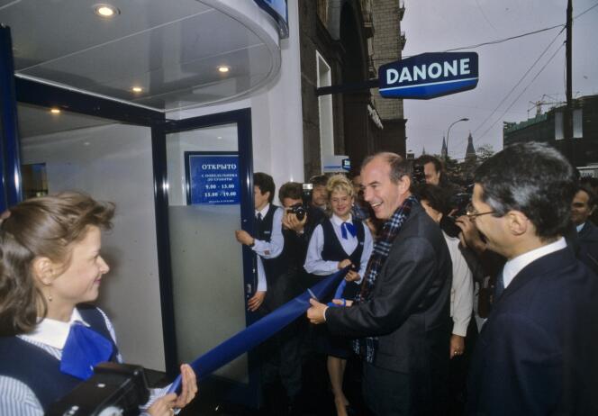 Jacques Vincent, à l’époque directeur général de la branche produits frais Europe de Danone, lors de l’ouverture du premier magasin de la société française en Russie, à Moscou, le 9 octobre 1992.