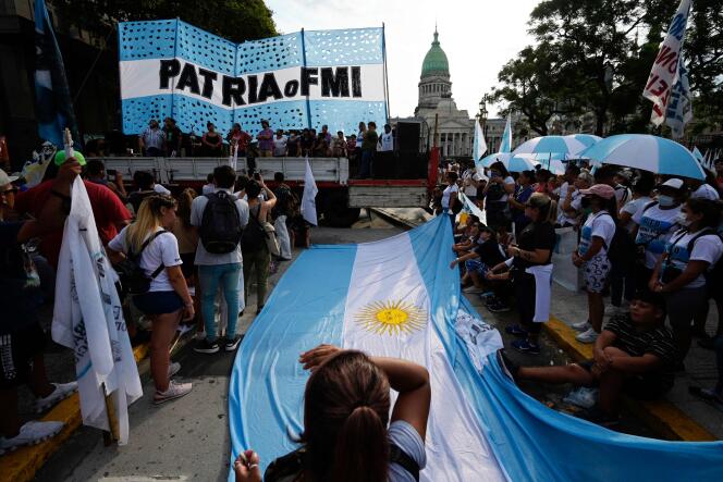 Argentinos se manifiestan contra el acuerdo entre el gobierno y el FMI, bajo una pancarta que proclama 