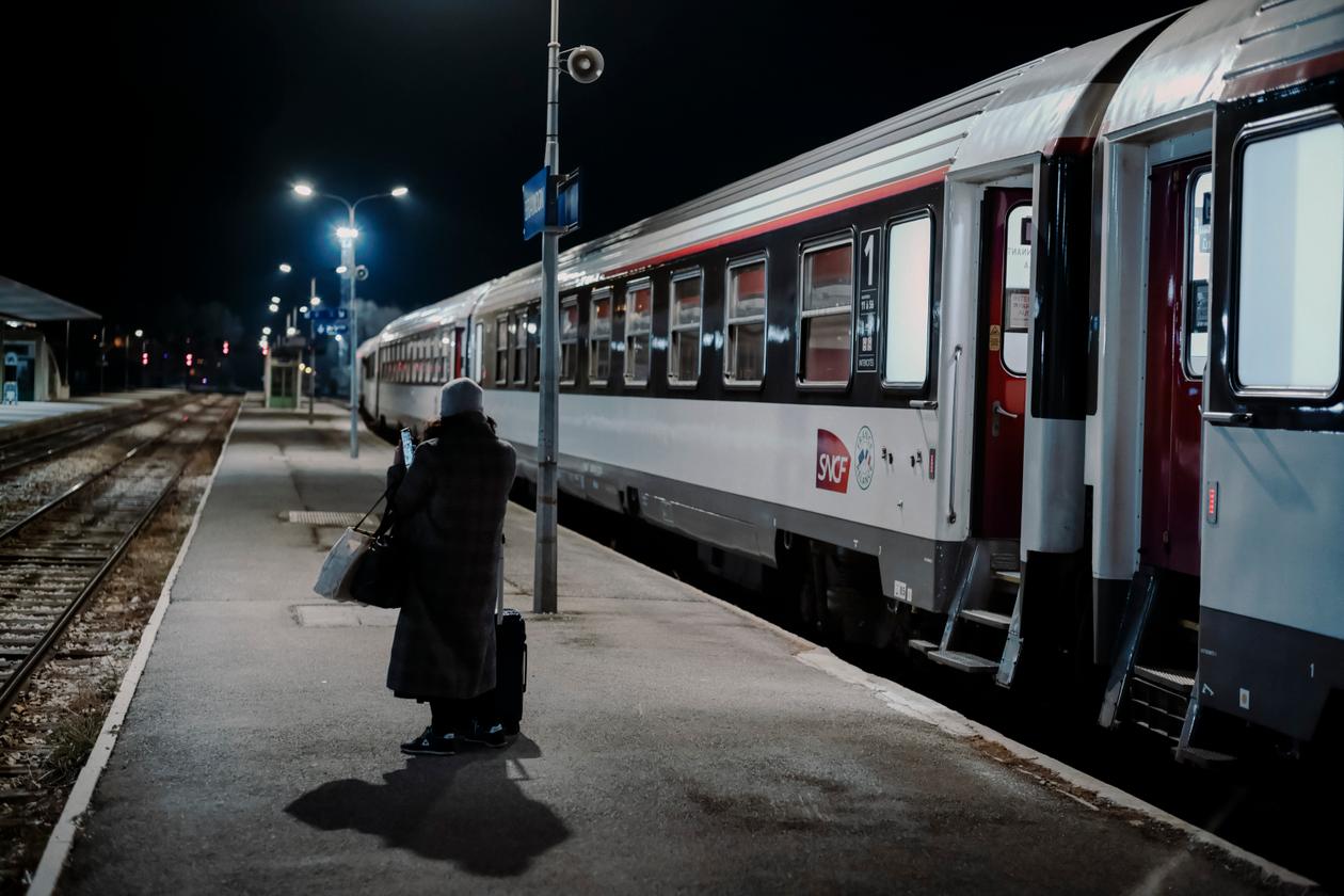 Les passagers s’installent à bord du train de nuit Paris-Briançon avant le départ, à Paris, mardi 8 mars 2022.
